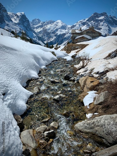 Paysage de montagne en Vanoise au dessus de la station de ski de Pralognan. Torrent et vue sur les sommets avec un refuge.