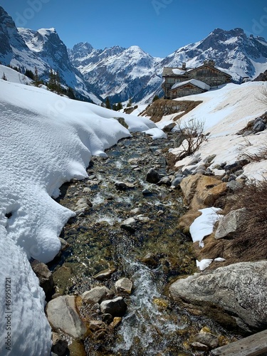 Paysage de montagne en Vanoise au dessus de la station de ski de Pralognan. Torrent et vue sur les sommets avec un refuge. photo