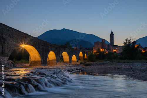 The Ponte Gobbo (also called Ponte Vecchio or Ponte del Diavolo) is an ancient bridge with an irregular profile, which crosses the Trebbia river in Bobbio in the province of Piacenza Fototapet