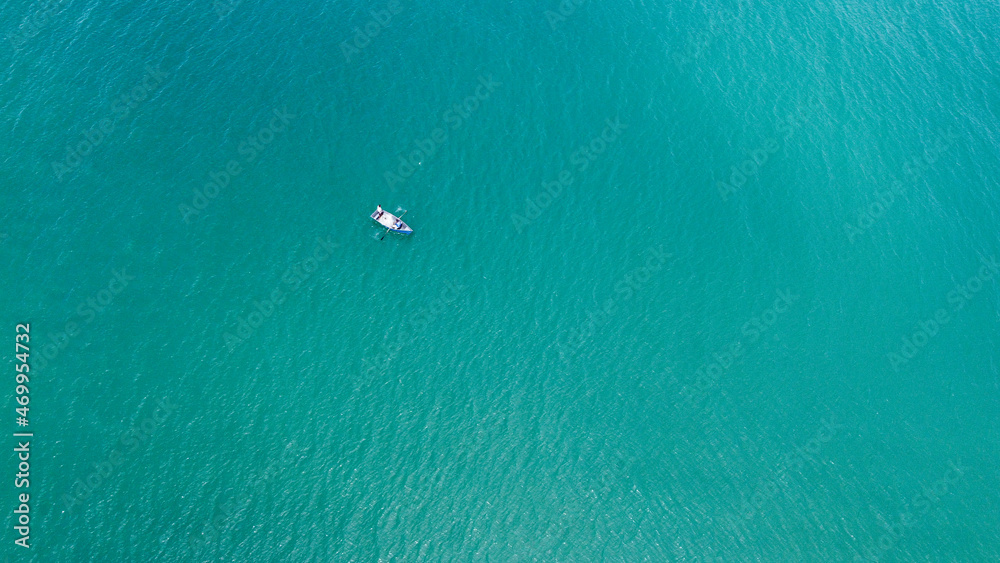 Vista aérea barquinho no mar - Florianópolis Brasil