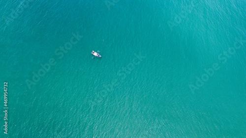 Vista aérea barquinho no mar - Florianópolis Brasil