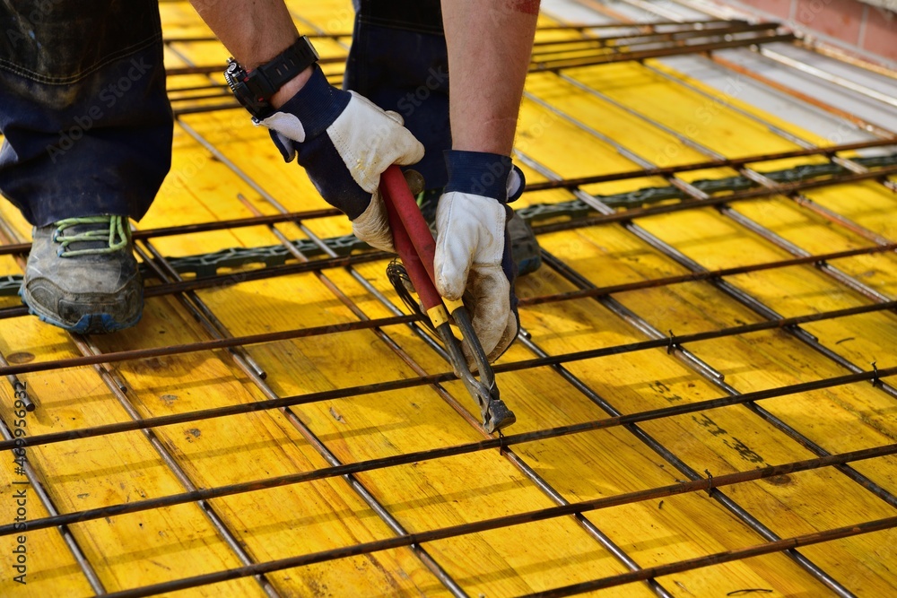 Ταπετσαρία The mason connects with pliers by hand wires to the formwork walls for concretin