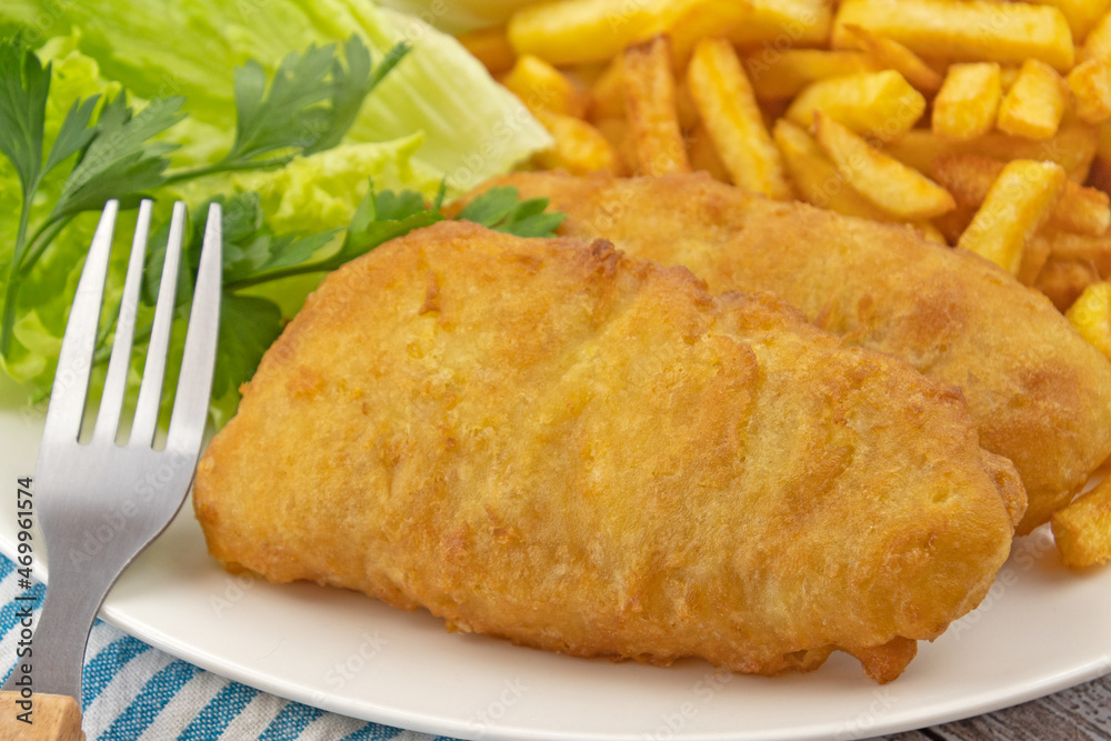 Fish and chips, sauce et salade Fish and chips, sauce et salade