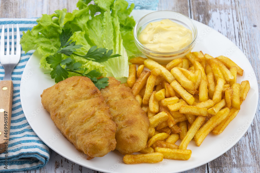 Fish and chips, sauce et salade Fish and chips, sauce et salade