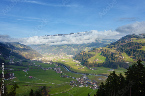 Fototapeta Naklejka Na Ścianę i Meble -  Das Urlaubsdorf Zell am Ziller im Zillertal in Tirol