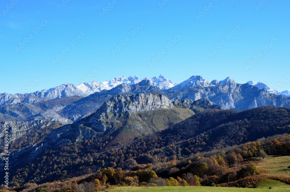 Fototapeta premium El mirador de la Collada, Asturias, España. Con preciosas vistas de los Picos de Europa.