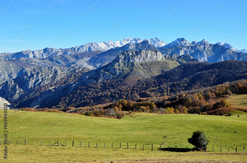 El mirador de la Collada, Asturias, España. Con preciosas vistas de los Picos de Europa. El mirador de la Collada, Asturias, España. Con preciosas vistas de los Picos de Europa.