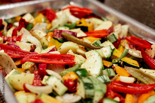 vários legumes e vegetais coloridos em um tabuleiro photo
