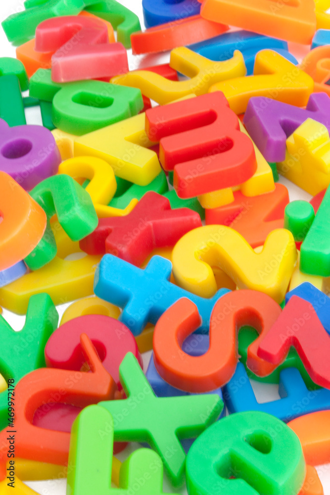 Lettres et chiffres en plastique colorés Lettres et chiffres en plastique colorés