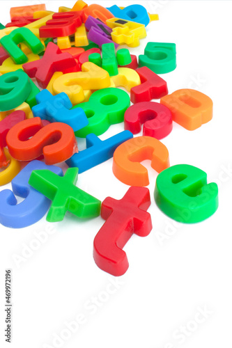 Lettres et chiffres en plastique colorés 