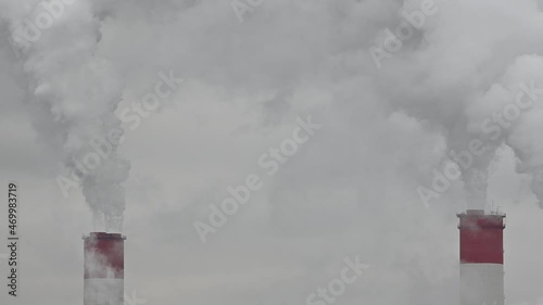 Billowing steam from двух smoke stack falling sky