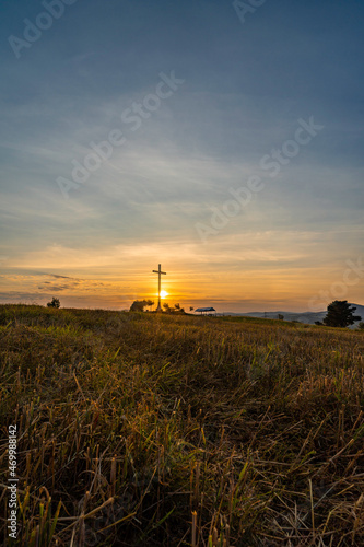 Krzyż, wschód słońca , Małopolska sądeckie
