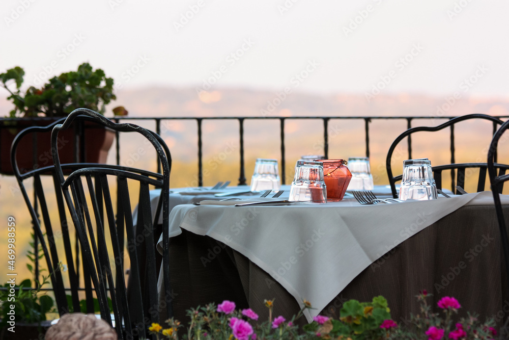 Naklejka premium Stolik w restauracji z widokiem z balkonu. Restauracja, stolik, balkon.