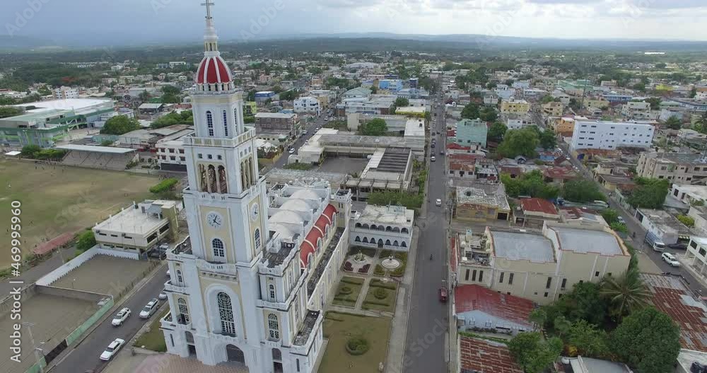 Vidéo Stock Aerial 180 Degrees View Of Sacred Heart Of Jesus Church