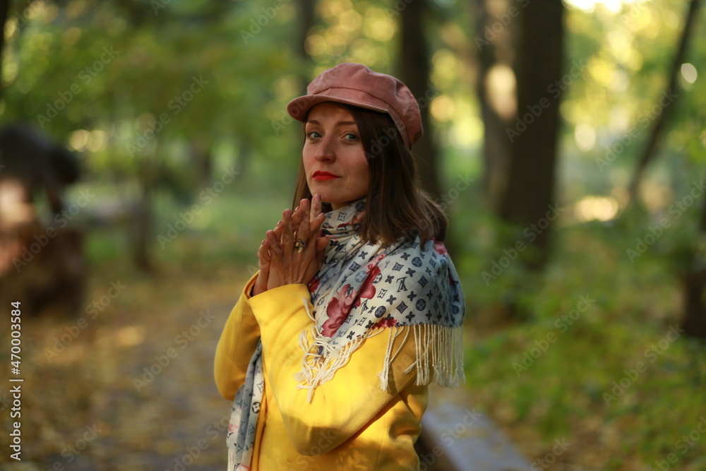 Obraz premium Portrait of a woman in autumn park