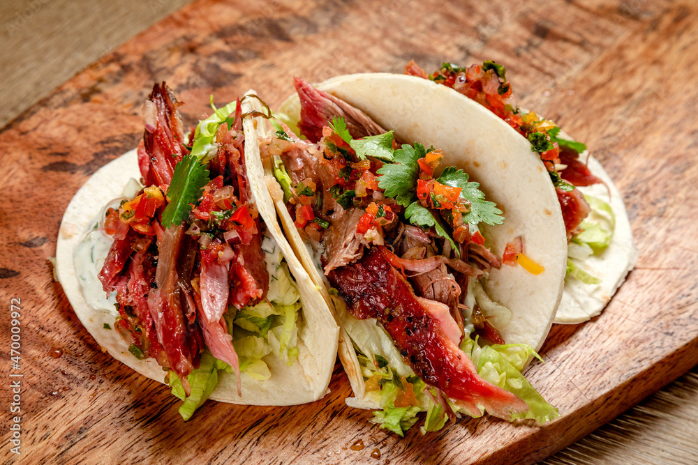 tacos with smoked beef, vegetables and white sauce