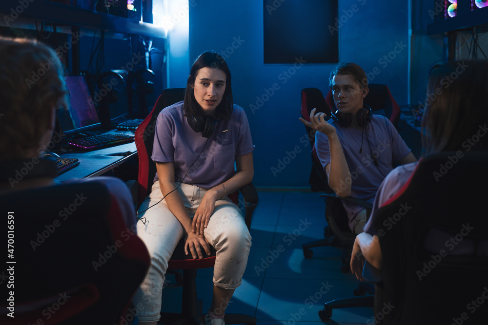 Obraz premium Gamers discussing their results after playing in competitive video games on a training