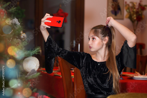 Ragazzina che si fa un selfie - ambientazione natalizia photo