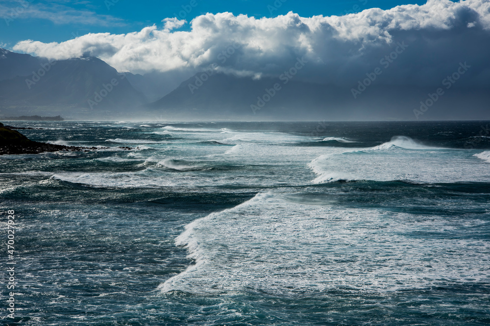 A dramatic view of waves on the pacific ocean in Hawaii