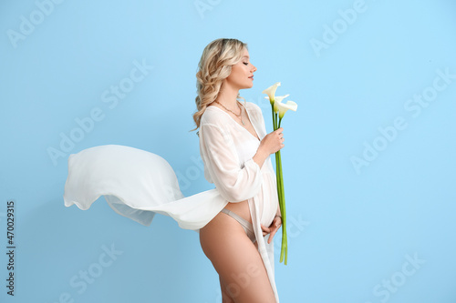 Young pregnant woman with c...