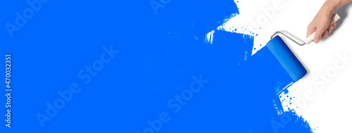 白い背景に、ローラーで青いペンキを塗っている手のグラフィック素材
