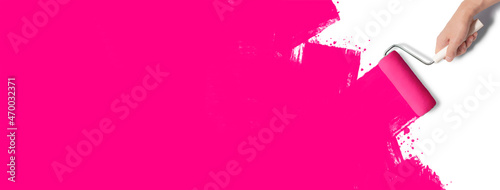 白い背景に、ローラーでピンク色のペンキを塗っている手のグラフィック素材