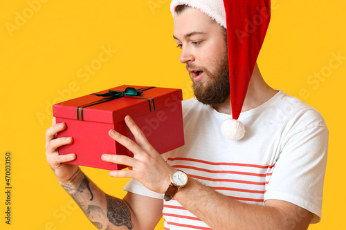 Surprised man with Christma...