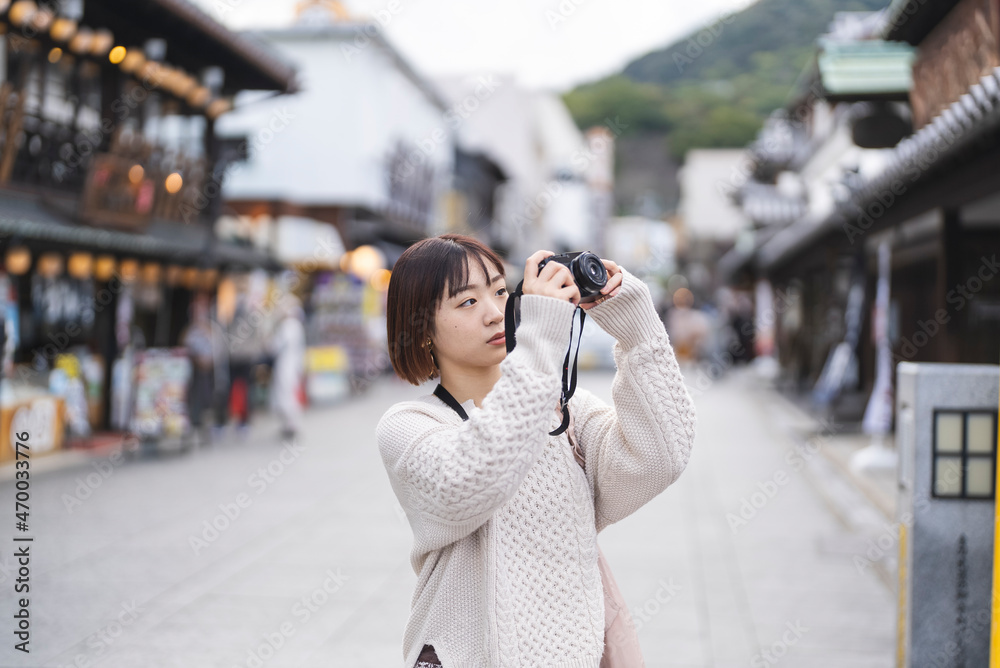 カメラを持って観光地を散策する女性