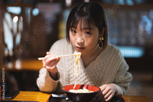 うどんを食べる若い女性