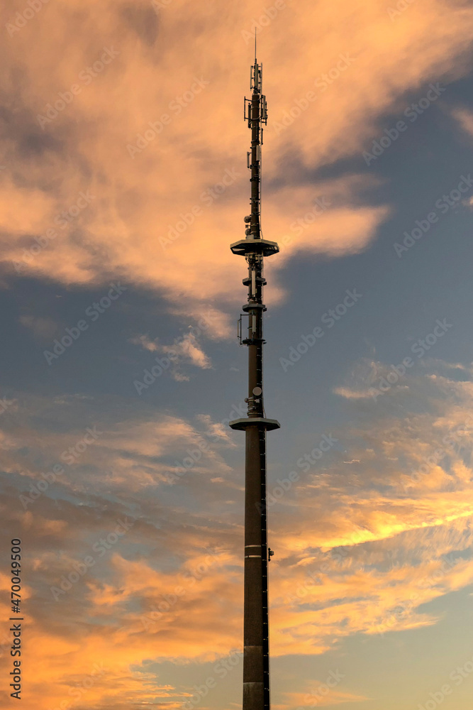 Sendemast Mobilfunkturm Güntersberge im Sonnenuntergang Sendemast Mobilfunkturm Güntersberge im Sonnenuntergang