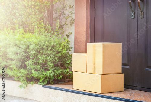 Billede på lærred Cardboard boxes on the doorstep  delivery