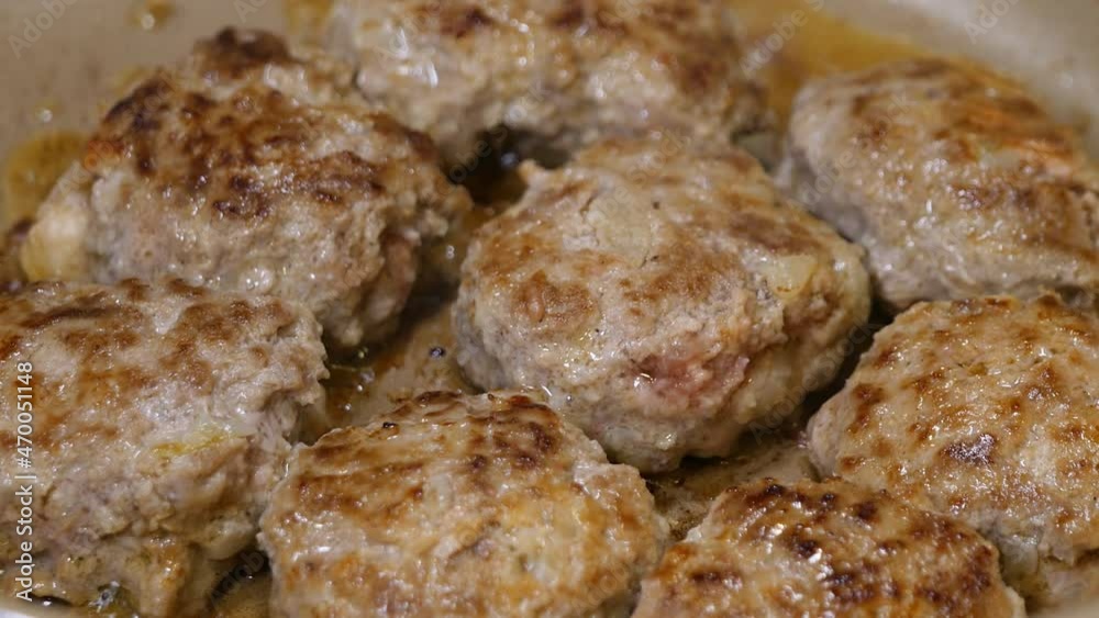 フライパンでハンバーグを焼いてるクローズアップ動画。グツグツ美味しそう。 フライパンでハンバーグを焼いてるクローズアップ動画。グツグツ美味しそう。