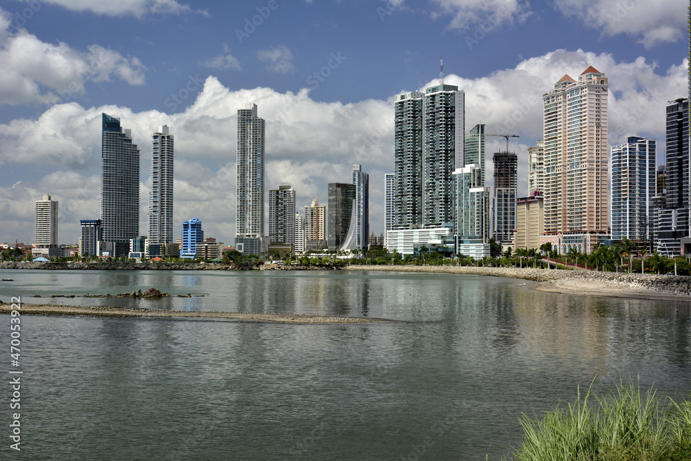 Naklejka premium Skyline de la ciudad nueva de Panamá City, capital de Panamá