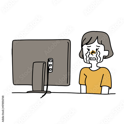 テレビを見て感動している女性