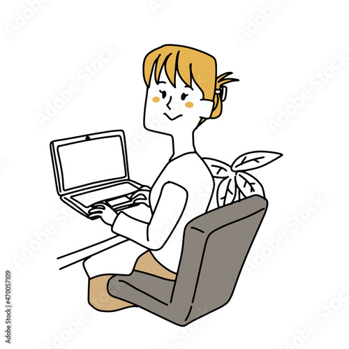 机に座ってパソコン業務をする女性