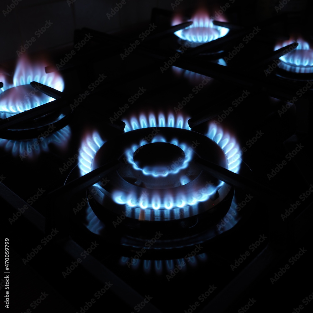 Gaz palący się na czterech palnikach Gaz palący się na czterech palnikach