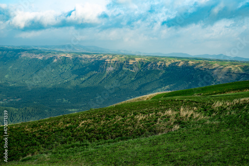 阿蘇のカルデラ北壁の稜線 © snowdrop