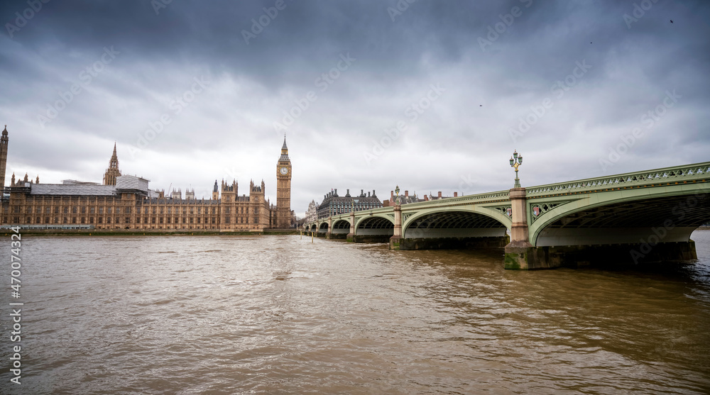 Fototapeta premium Big Ben Clock Tower and Westminster bridge over the thames river in London, UK