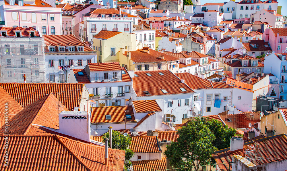 Blick über die roten Dächer von Lissabon  Altstadt mit pastellfarbenen Häusern  Hauptstadt Portugals   Steilküsten  Atlantikküste  im Süden Europas  Iberischen Halbinsel 