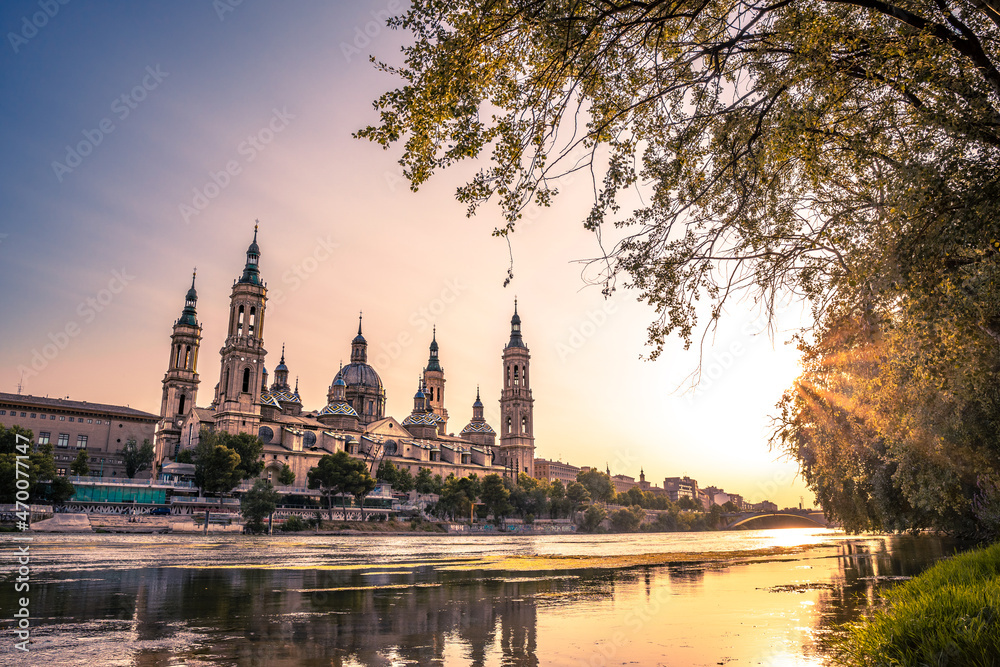Obraz premium Basílica de Nuestra Señora del Pilar con el Río Ebro, Zaragoza, España