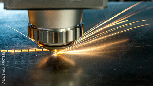 Laser, precyzyjne cięcie laserowe metalu. Efekty świetlne podczas cięcia laserowego.