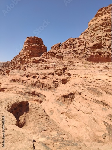 Dans la zone prot  g  e du d  sert de Wadi Rum en Jordanie  avec de hautes montagnes rocheuses  exploration dans l inconnu  sous un soleil et forte chaleur  escalade  faille ou crevasse rocheuse