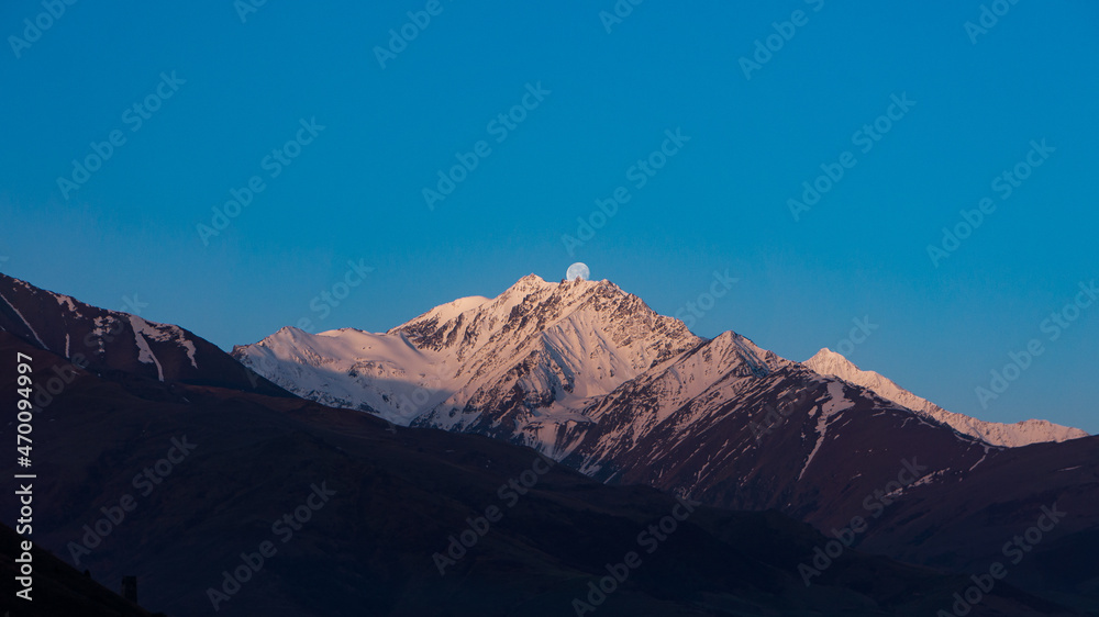 Naklejka premium moon over the mountain