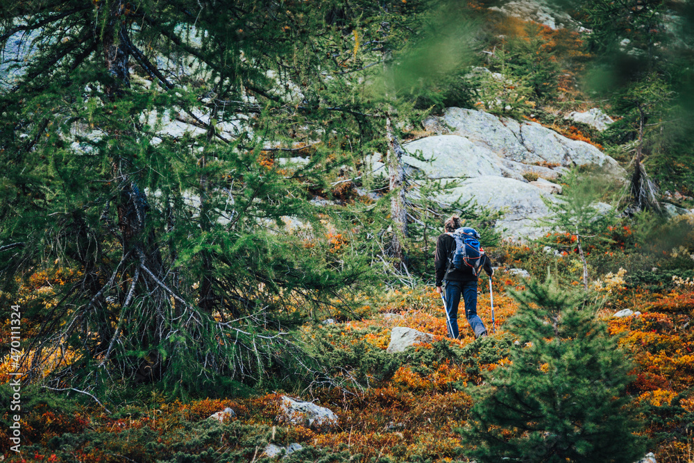 Fototapeta premium Uomo che cammina in natura. Trekking e escursione in montagna.