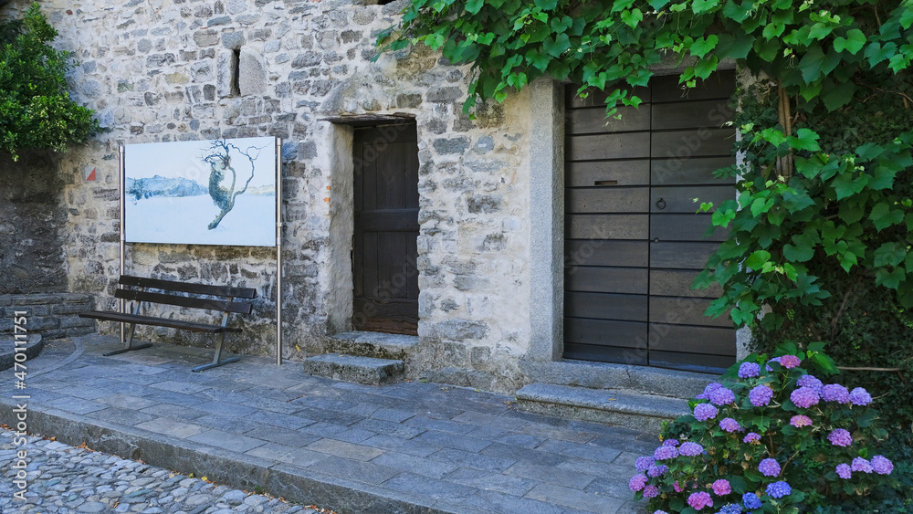 Le riproduzioni dei dipinti di Giovanni Segantini nel centro storico di Caglio in provincia di Como, Lombardia, Italia. Le riproduzioni dei dipinti di Giovanni Segantini nel centro storico di Caglio in provincia di Como, Lombardia, Italia.