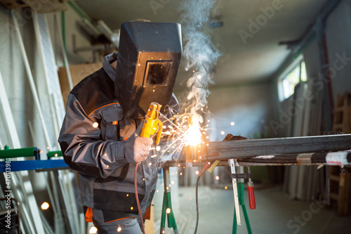 Welder working in workshop © didesign