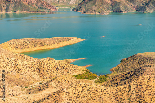 Fototapeta Naklejka Na Ścianę i Meble -  View of a mountain gorge with a reservoir of water with a bright turquoise color. The Azat River in Armenia and arid mountains in the background.