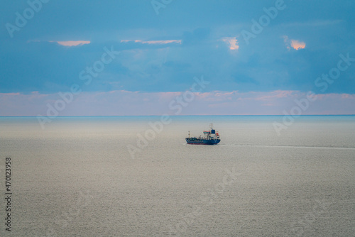 Frankreich, Bretagne, Finistere, Blick von der Pointe de Kerguinou, Schiff auf stillem Meer vor abendlichem Horizont