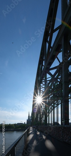 Blick auf dem Kölner Don von der Hohenzoller Brücke  von der Sonne  am Morgen durchleuchtet .  photo