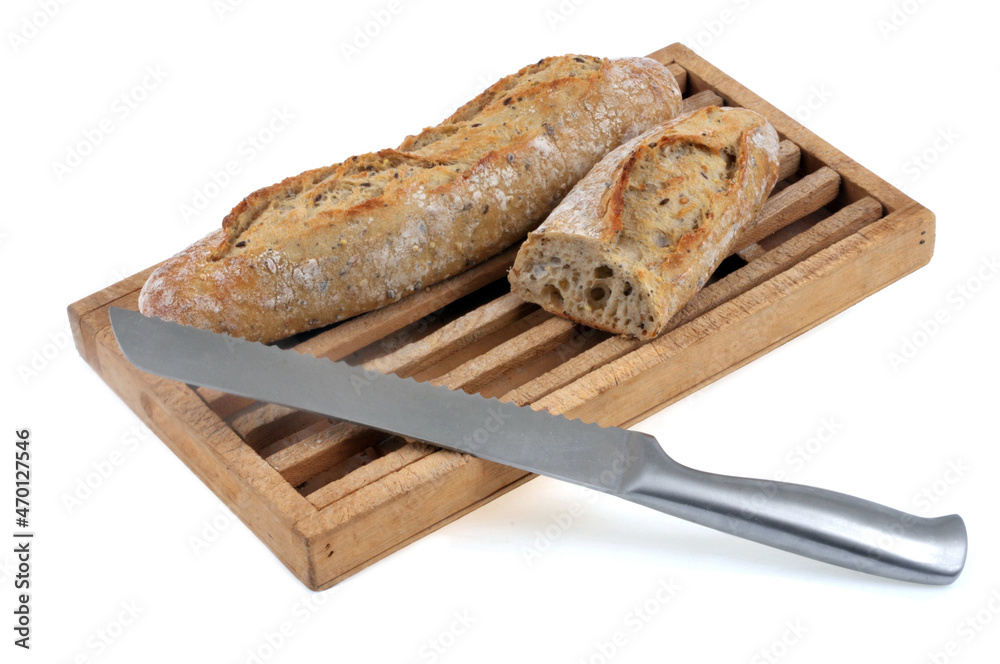 Baguettes de pain françaises dont une coupée sur une planche à pain avec un  couteau à pain sur fond blanc foto de Stock | Adobe Stock